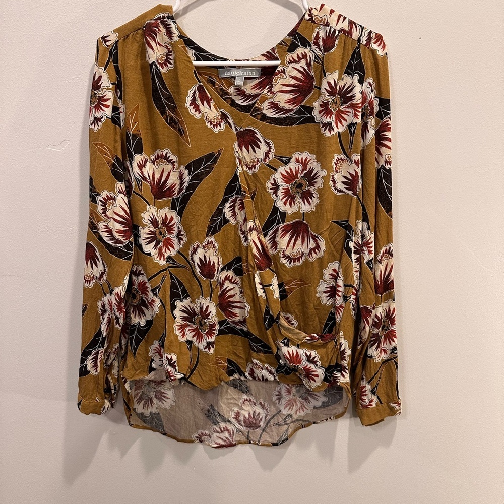 Daniel Rainn. Floral long sleeve wrap top. Size L.